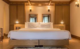 โรงแรมทอสกาน่า ทาวน์สแควร์ สวีท